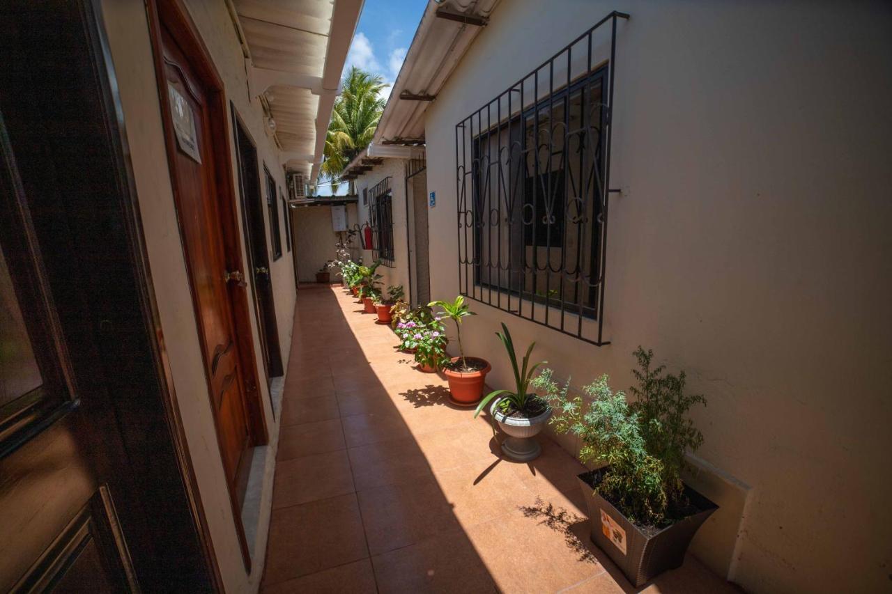 Hostal Gladismar Puerto Villamil Exteriör bild
